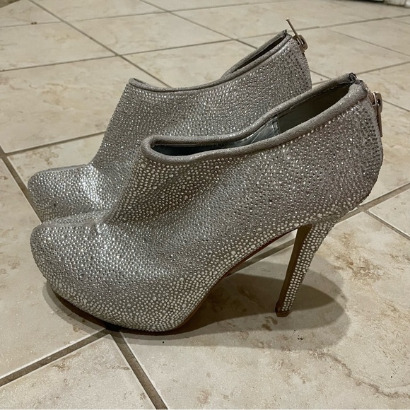 Steve Madden Rhinestone Silver Bootie Heels Sparkle Glam Fashion Size 9.5 - Picture 1 of 15